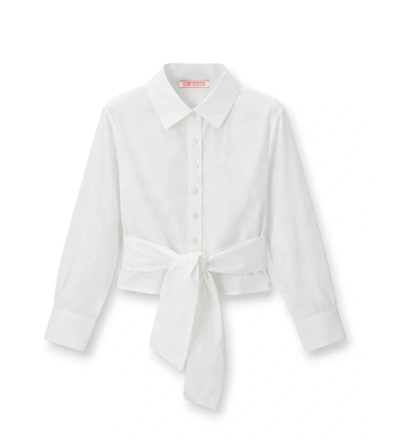 Παιδικό πουκάμισο για κορίτσι σε λευκό χρώμα με γιακά πέτο και αφαιρούμενη ζώνη στη μέση.