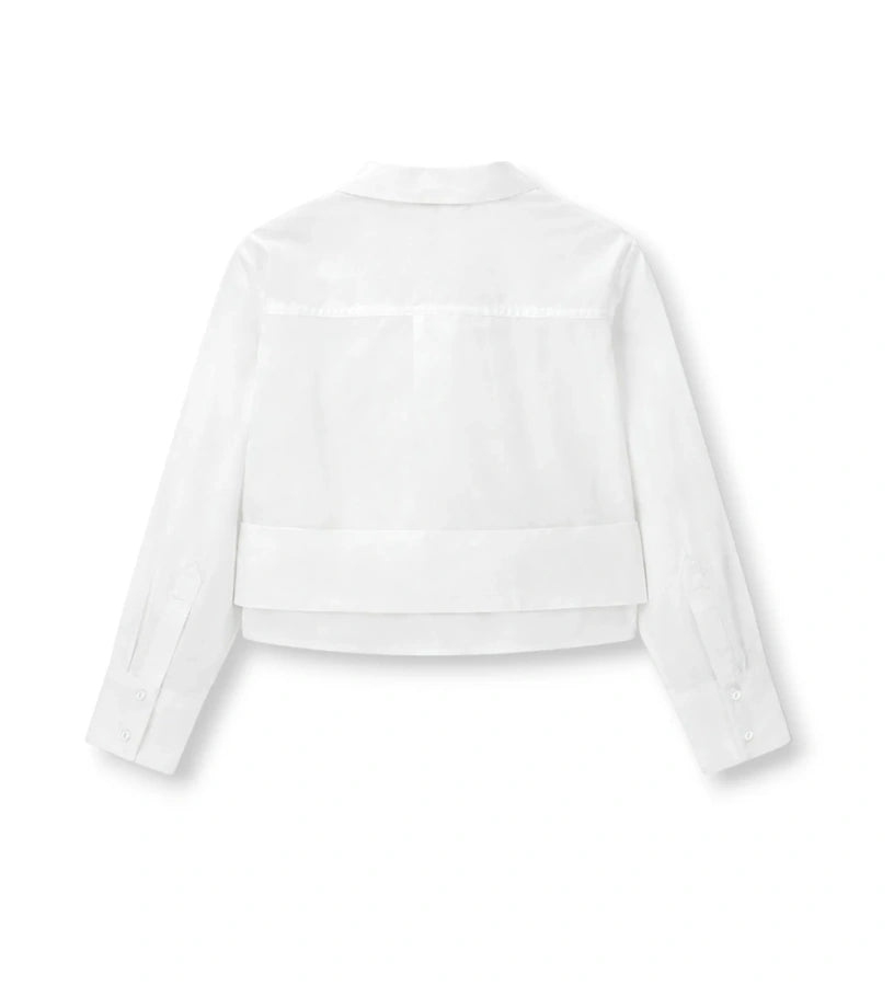 Η πίσω όψη του λευκού παιδικού πουκάμισου με τη ζώνη για ηλικίες 5-14 ετών.