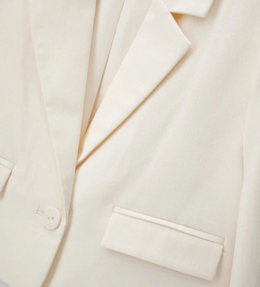 Παιδικό blazer για κορίτσι σε κοντή γραμμή κρεμ χρώματος με γιακά πέτο.