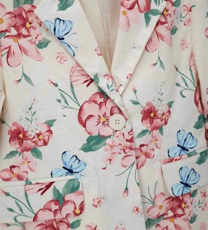 Λεπτομέρεια από το γυαλιστερό ύφασμα και τον γιακά με πέτο του κοριτσίστικου blazer.