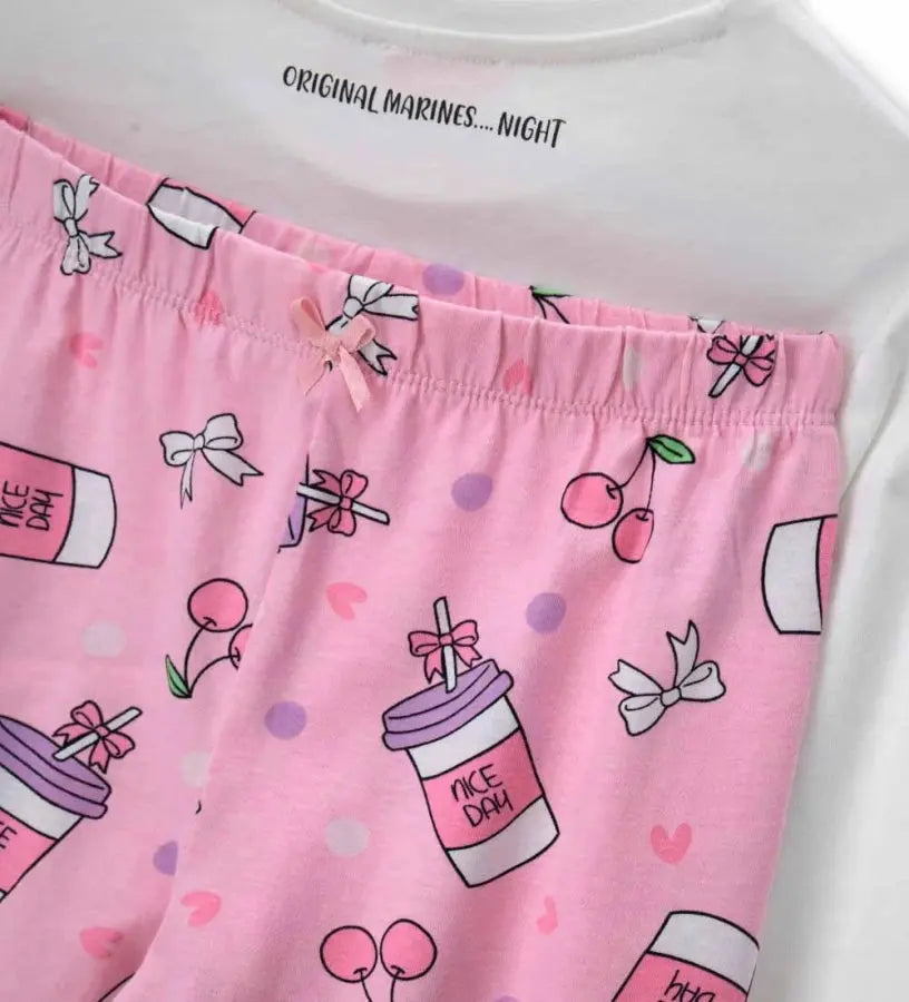 Λεπτομέρεια από το allover τύπωμα στο παντελόνι της κοριτσίστικης πυτζάμας.