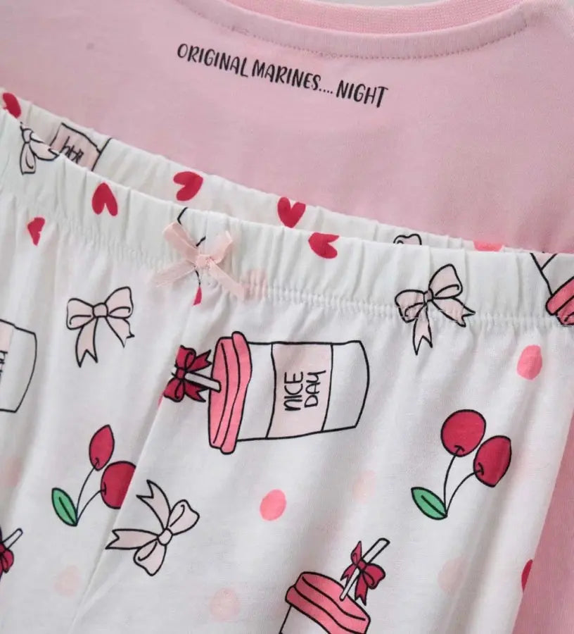 Λεπτομέρεια από το allover τύπωμα στο παντελόνι της κοριτσίστικης πυτζάμας.