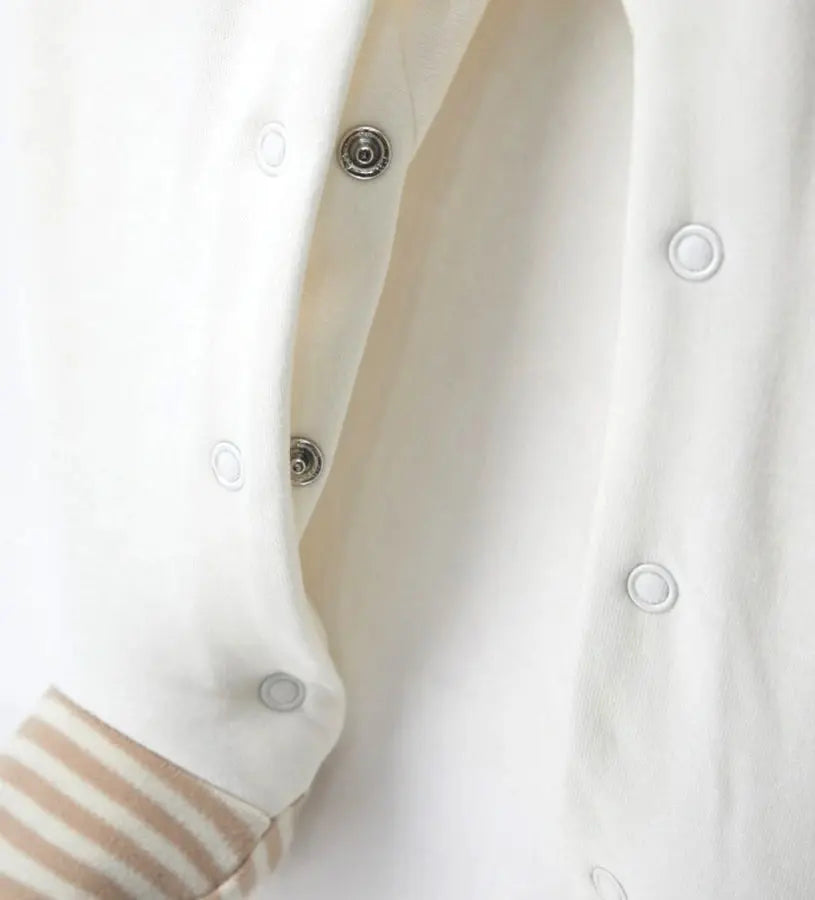 Τα κουμπιά-σούστες εσωτερικά στα πόδια για γρήγορη αλλαγή πάνας.