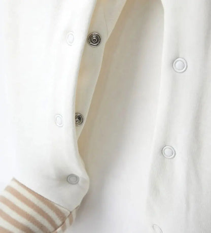 Τα κουμπιά-σούστες εσωτερικά στα πόδια για γρήγορη αλλαγή πάνας.