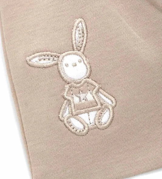 Η πλαϊνή όψη του βρεφικού καπέλου που δείχνει τη μαλακή ύφανση και το γείσο προστασίας.