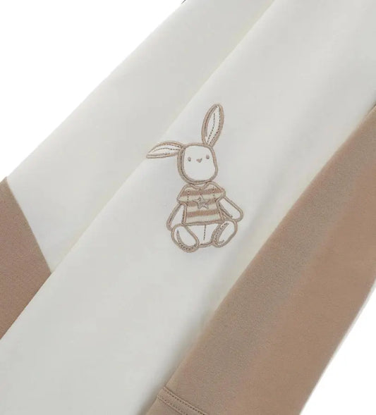 Κοντινό πλάνο στο κεντητό κουνελάκι και την ύφανση του βαμβακερού υφάσματος.