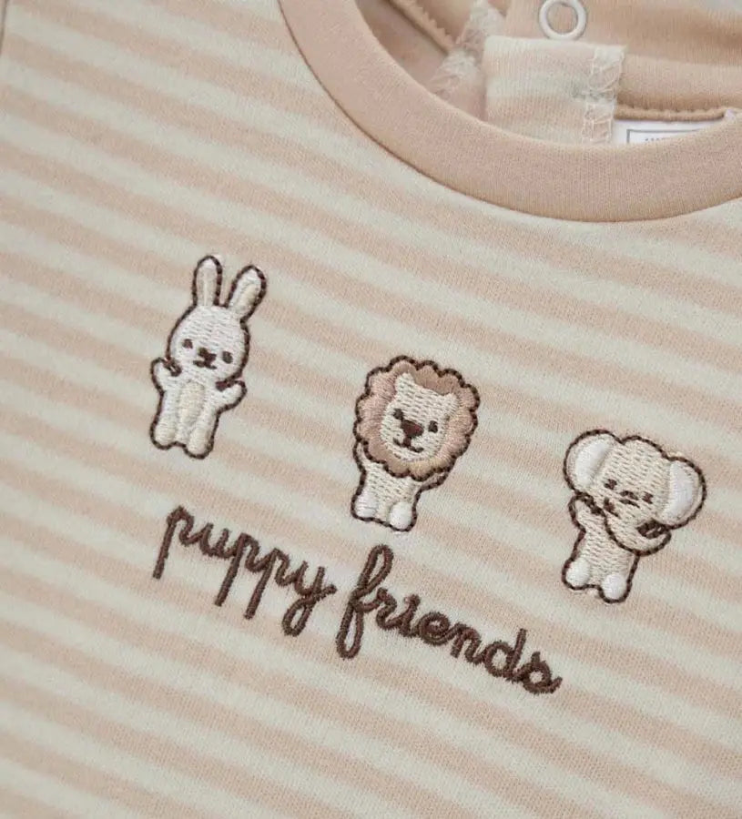 Κοντινό πλάνο στο κέντημα με τα ζωάκια και την ποιότητα της ριγέ βαμβακερής ύφανσης.