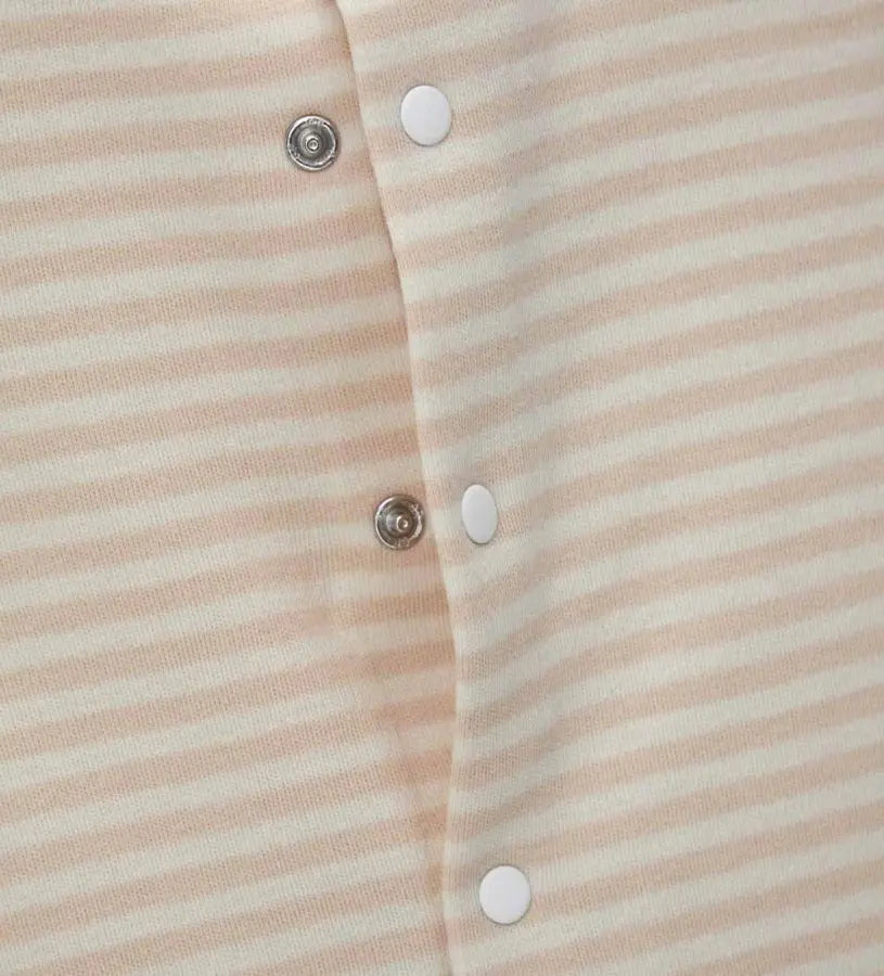 Η πίσω όψη της βρεφικής φόρμας με τα κουμπιά-σούστες για εύκολη εφαρμογή.