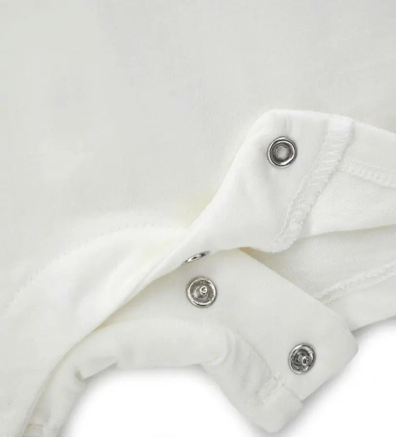 Λεπτομέρεια από τα κουμπιά-σούστες στην πλάτη και τα πόδια για εύκολο ντύσιμο.