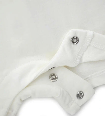 Λεπτομέρεια από τα κουμπιά-σούστες στην πλάτη και τα πόδια για εύκολο ντύσιμο.