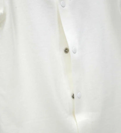 Λεπτομέρεια από τα κουμπιά-σούστες στην πλάτη και τα πόδια για εύκολο ντύσιμο.