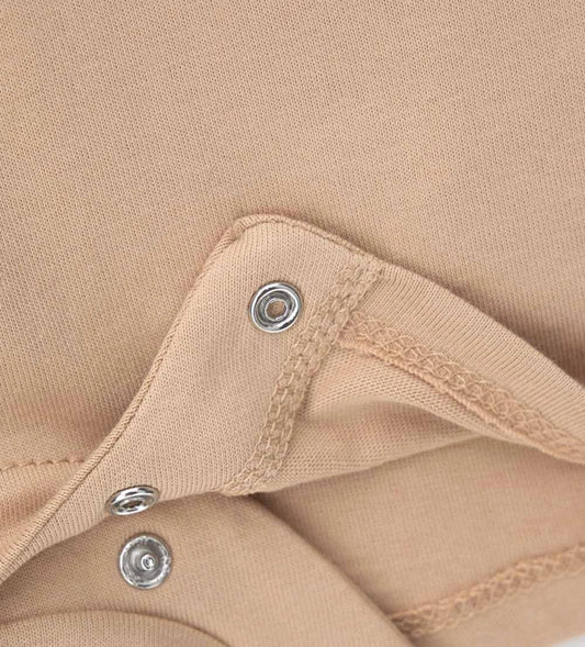 Λεπτομέρεια από τα κουμπιά-σούστες εσωτερικά στα πόδια για εύκολη αλλαγή πάνας.