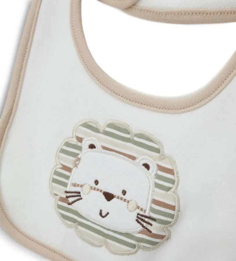 Κοντινό πλάνο στην απορροφητική πετσετέ υφή και το λεπτομερές κέντημα με το λιονταράκι.