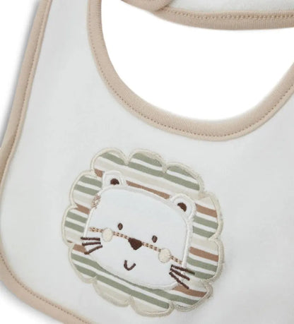 Κοντινό πλάνο στην απορροφητική πετσετέ υφή και το λεπτομερές κέντημα με το λιονταράκι.