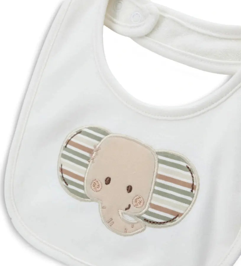 Κοντινό πλάνο στην απορροφητική πετσετέ υφή και το λεπτομερές κέντημα.