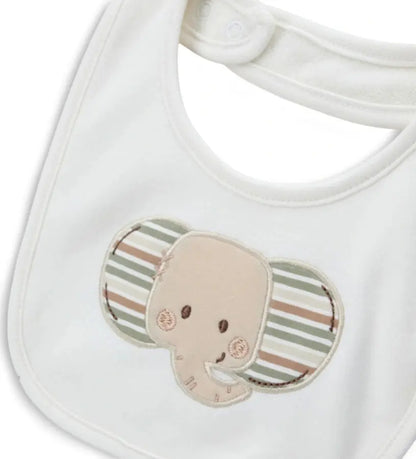 Κοντινό πλάνο στην απορροφητική πετσετέ υφή και το λεπτομερές κέντημα.