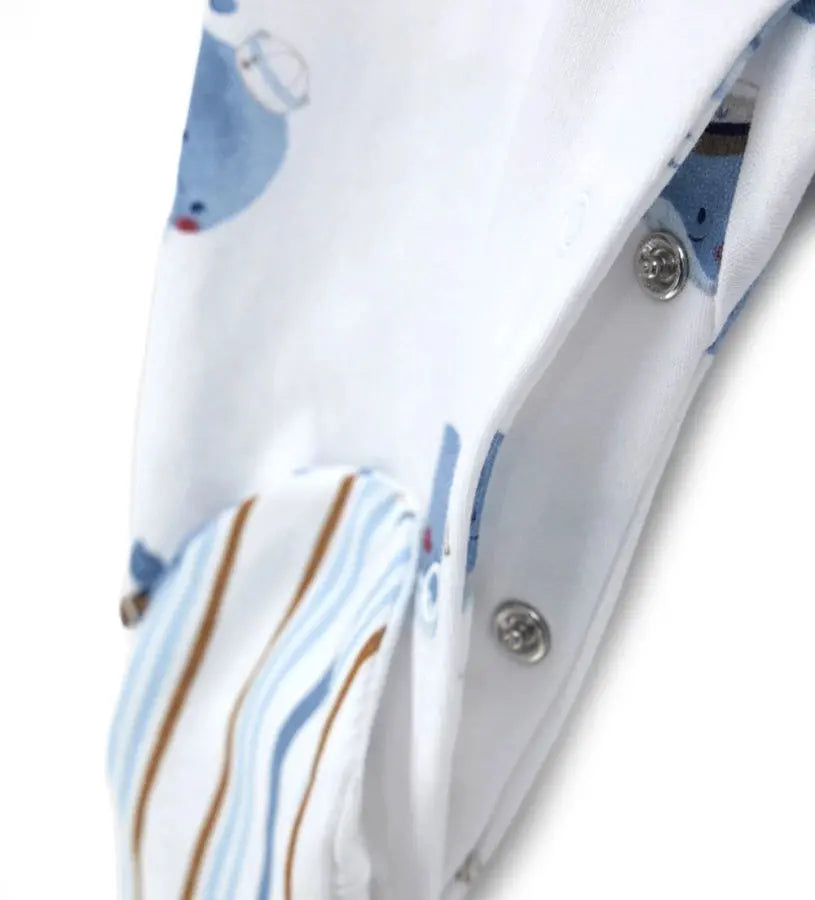 Κοντινό πλάνο στα κουμπιά-σούστες εσωτερικά στα πόδια και την υφή του βαμβακερού υφάσματος.