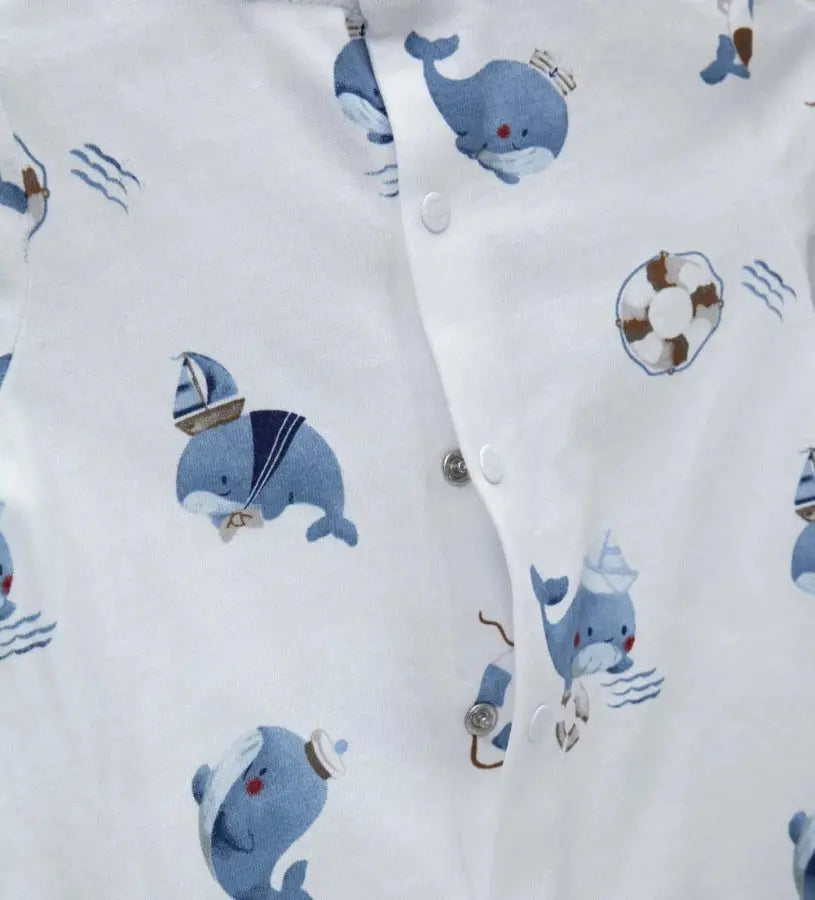 Κοντινό πλάνο στα κουμπιά-σούστες και την υφή του βαμβακερού υφάσματος.