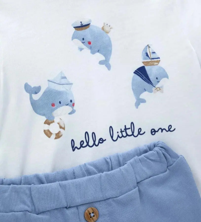 Κοντινό πλάνο στην ελαστική μέση της βερμούδας και την ποιότητα του βαμβακερού υφάσματος.