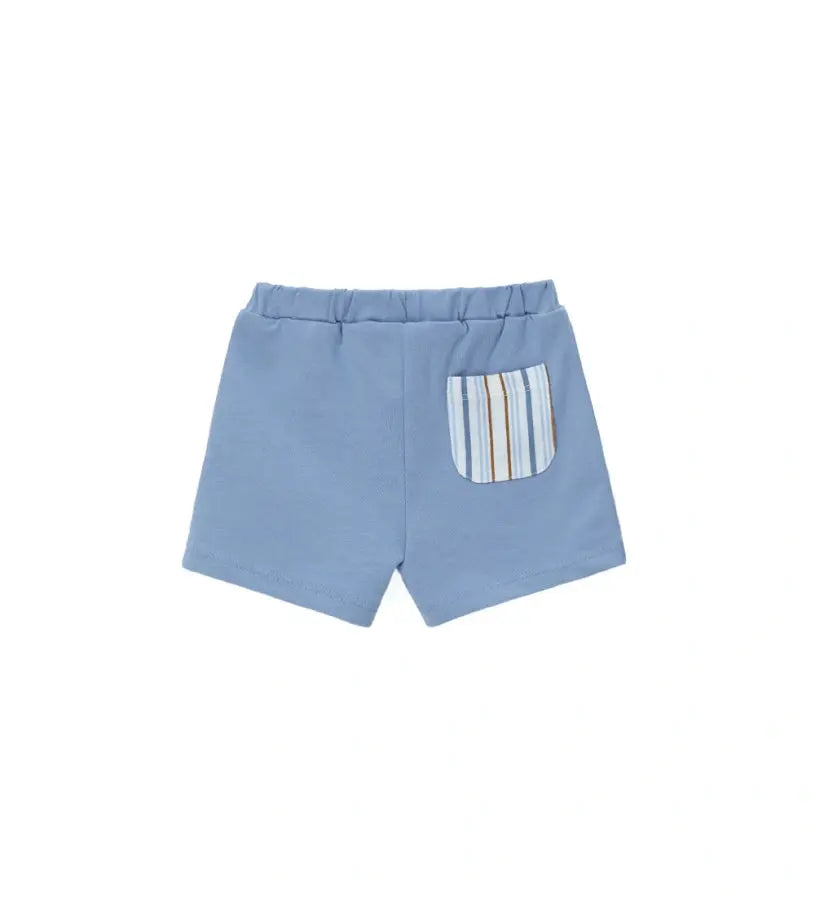 Κοντινό πλάνο στην ελαστική μέση της βερμούδας και την ποιότητα του βαμβακερού υφάσματος.