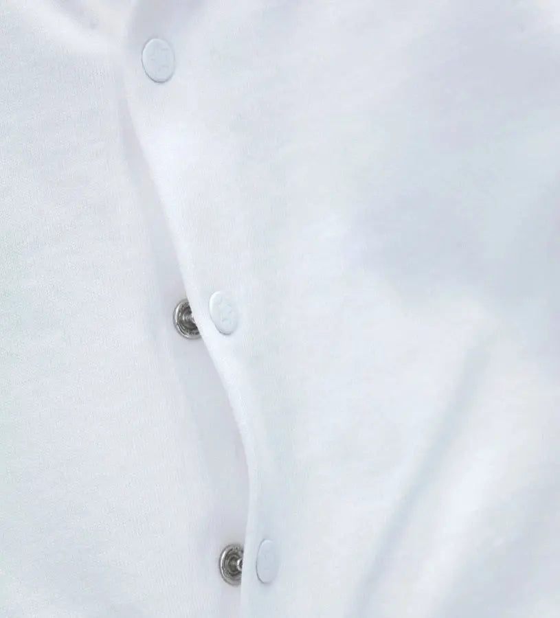 Λεπτομέρεια από τα κουμπιά-σούστες στο πίσω μέρος του T-shirt για εύκολη εφαρμογή.