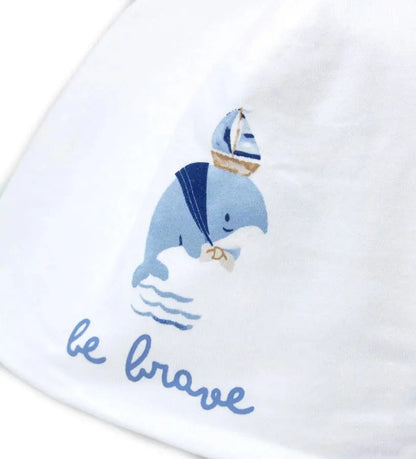 Κοντινό πλάνο στην ποιότητα του βαμβακερού υφάσματος και τη λεπτομέρεια του τυπώματος "φάλαινα".