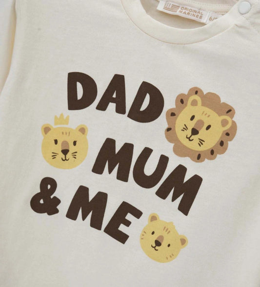 Κοντινό πλάνο στα κουμπιά-σούστες στον ώμο της βρεφικής μπλούζας Original Marines.