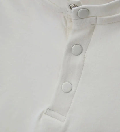 Κοντινό πλάνο στα κουμπιά-σούστες ανάμεσα στα πόδια για εύκολη αλλαγή πάνας.