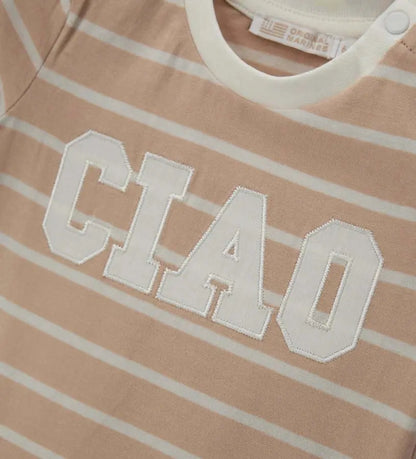 Κοντινό πλάνο στο βαμβακερό κέντημα και την υφή της ριγέ βρεφικής μπλούζας Original Marines.