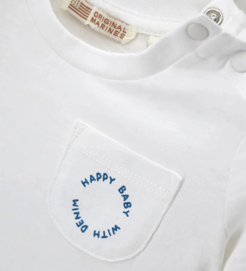 Κοντινό πλάνο στο τσεπάκι και τα κουμπιά-σούστες στον ώμο της βρεφικής μπλούζας Original Marines.