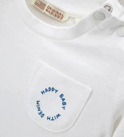 Κοντινό πλάνο στο τσεπάκι και τα κουμπιά-σούστες στον ώμο της βρεφικής μπλούζας Original Marines.