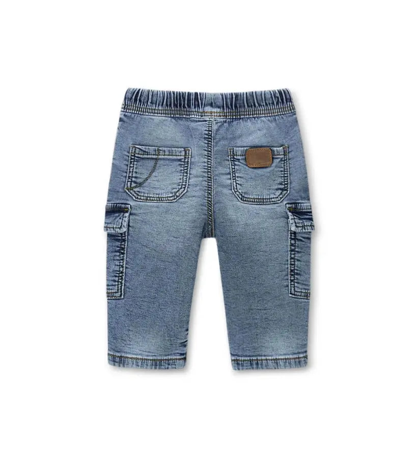 Η πίσω όψη του παιδικού παντελονιού με τις εφαρμοσμένες τσέπες και το λάστιχο στη μέση.