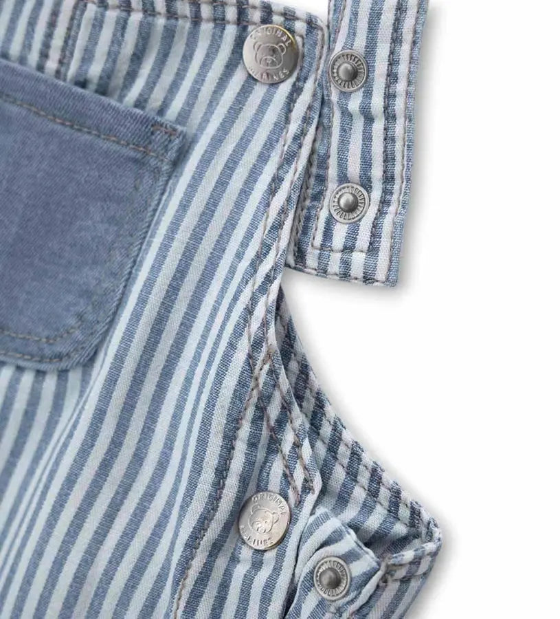 Κοντινό πλάνο στα κουμπιά-σούστες εσωτερικά στα πόδια της βρεφικής σαλοπέτας για εύκολη αλλαγή πάνας.