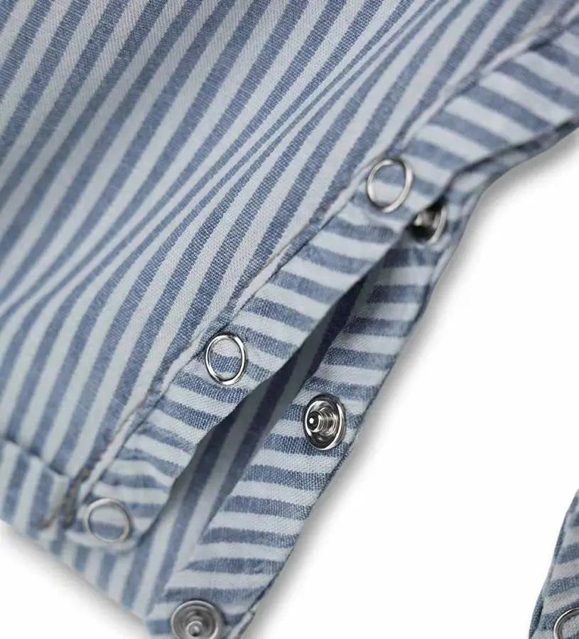 Κοντινό πλάνο στα κουμπιά-σούστες εσωτερικά στα πόδια της βρεφικής σαλοπέτας για εύκολη αλλαγή πάνας.