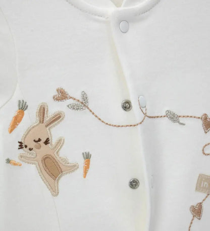 Κοντινό πλάνο στο κεντημένο λαγουδάκι και τις υφασμάτινες εφαρμογές στο στήθος της βρεφικής φόρμας Original Marines.