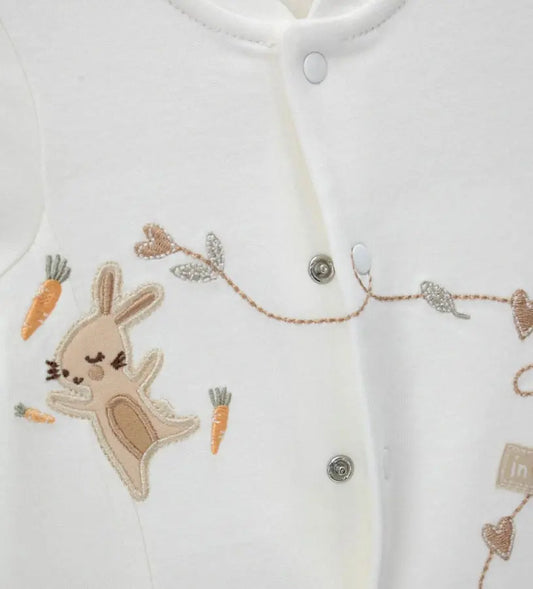 Κοντινό πλάνο στο κεντημένο λαγουδάκι και τις υφασμάτινες εφαρμογές στο στήθος της βρεφικής φόρμας Original Marines.