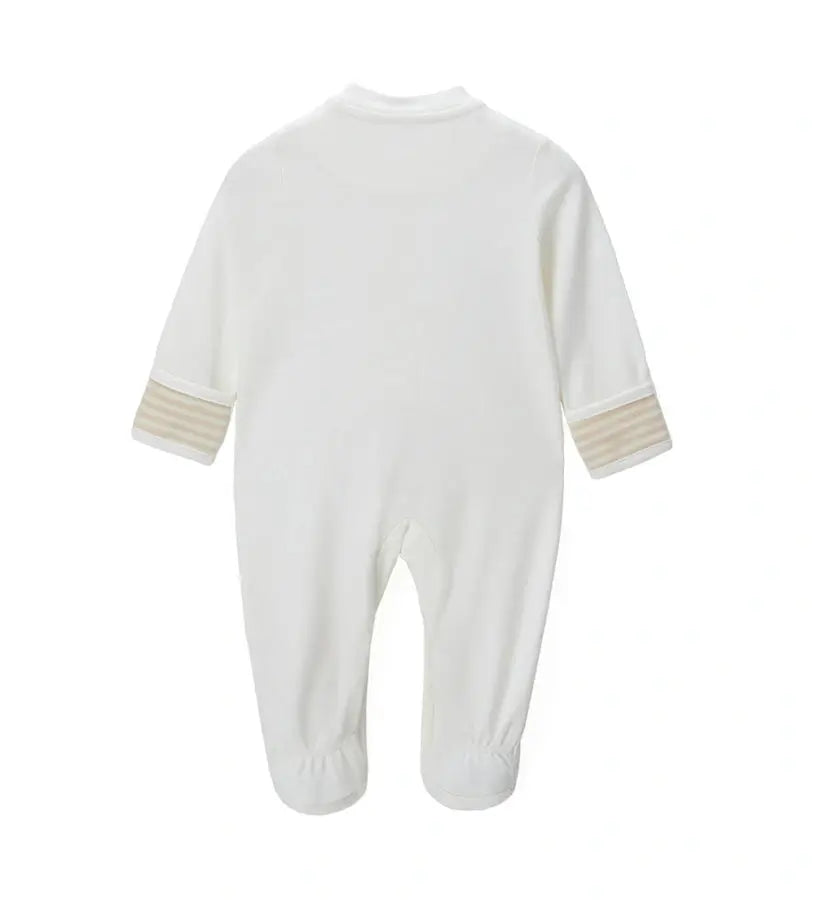 Λεπτομέρεια από το μπροστινό άνοιγμα με κουμπιά-σούστες και το ρεβέρ στα μανίκια της βαμβακερής tutina.