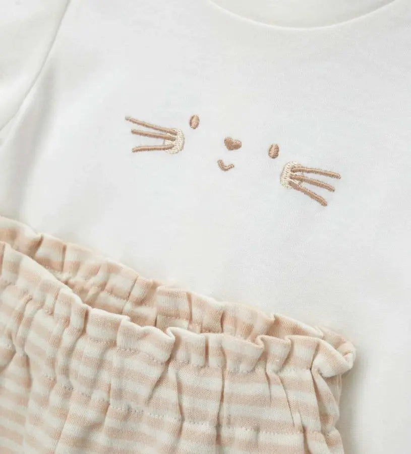 Κοντινό πλάνο στις σούρες στα μανίκια του T-shirt και την ποιότητα του βαμβακερού υφάσματος Original Marines.