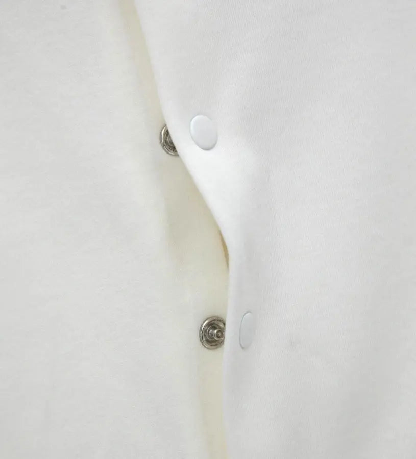 Λεπτομέρεια από το διακοσμητικό κέντημα και την ελαστική μέση της βρεφικής ριγέ βερμούδας.