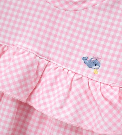 Κοντινό πλάνο στο κέντημα φάλαινα και τον καρό Vichy γιακά με τα βολάν στο βρεφικό μπλουζάκι.