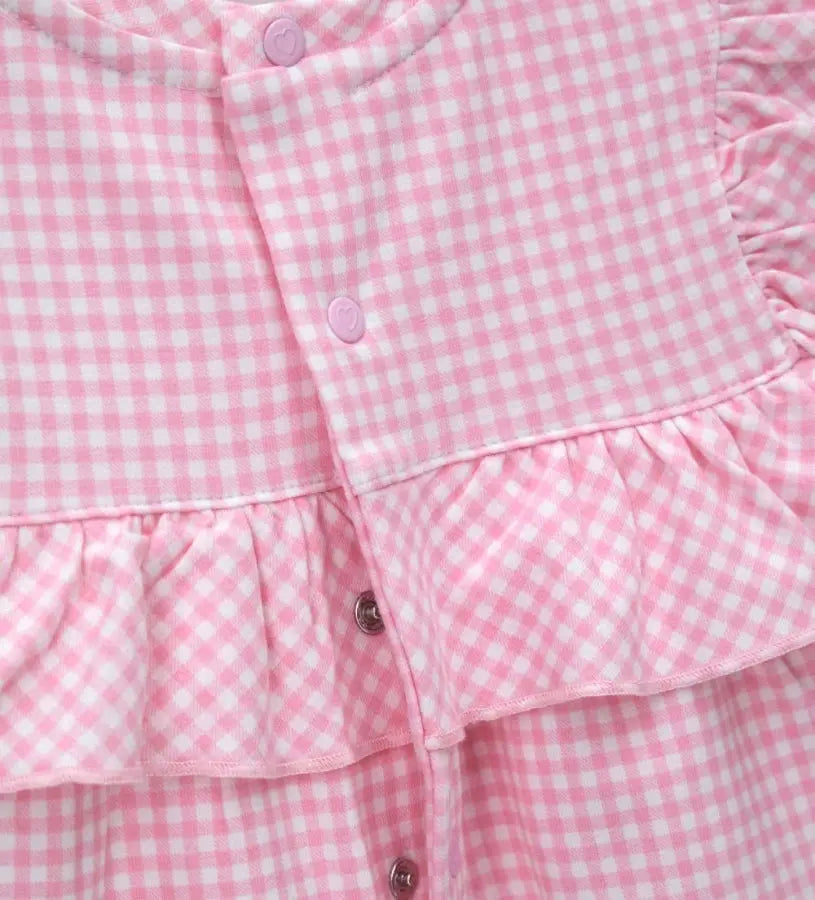 Λεπτομέρεια από την ελαστική μέση και το all-over τύπωμα με φάλαινες στη βαμβακερή βρεφική βερμούδα.