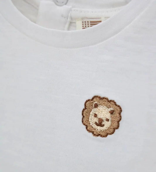 Κοντινό πλάνο στο κέντημα και την απαλή βαμβακερή ύφανση της Original Marines.