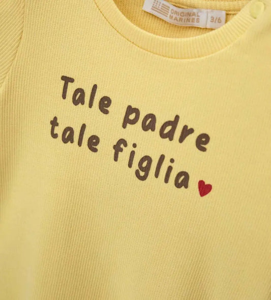 Κοντινό πλάνο στο σούρωμα (arriccio) του μανικιού και την ανάγλυφη ριμπ ύφανση της μπλούζας.