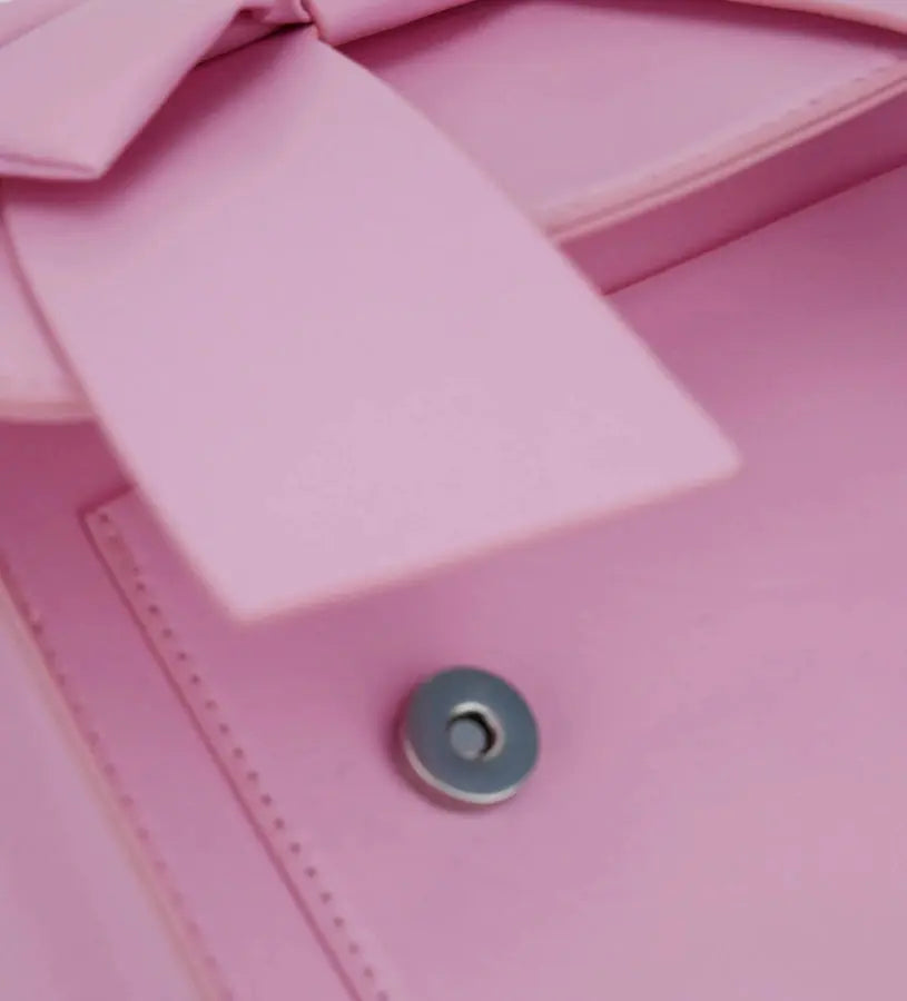 Λεπτομέρεια από το μαγνητικό κούμπωμα και το ανθεκτικό PU υλικό της παιδικής τσάντας Original Marines.