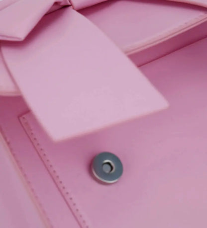 Λεπτομέρεια από το μαγνητικό κούμπωμα και το ανθεκτικό PU υλικό της παιδικής τσάντας Original Marines.