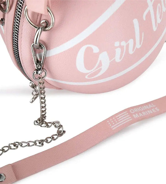 Το ρυθμιζόμενο λουράκι ώμου και οι μεταλλικές λεπτομέρειες της παιδικής τσάντας-μπάλας.