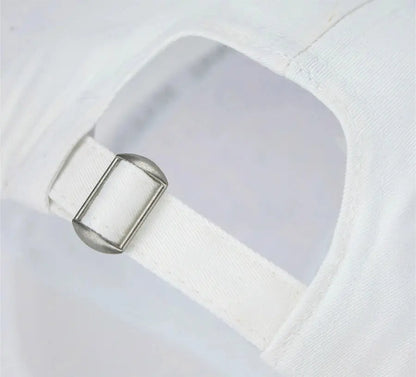 Η πίσω πλευρά του καπέλου που δείχνει το ρυθμιζόμενο κλείσιμο για τέλεια εφαρμογή.