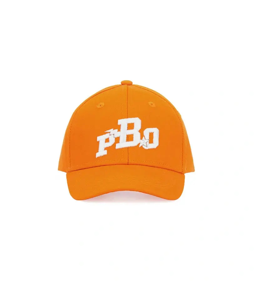 Πορτοκαλί παιδικό καπέλο για αγόρι με λευκό ανάγλυφο κέντημα στο κέντρο.