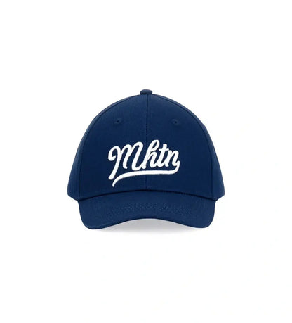 Μπλε παιδικό καπέλο για αγόρι με λευκό ανάγλυφο κέντημα στο μπροστινό μέρος.