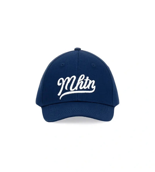 Μπλε παιδικό καπέλο για αγόρι με λευκό ανάγλυφο κέντημα στο μπροστινό μέρος.